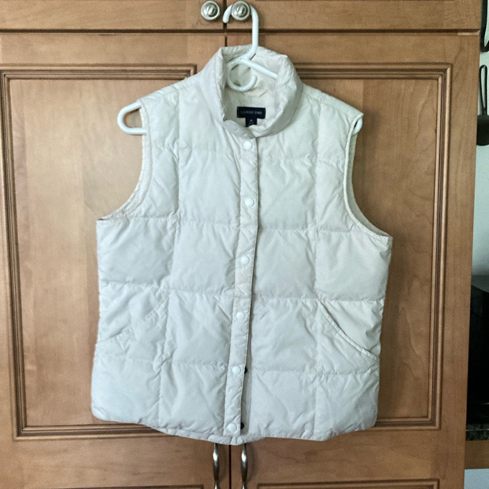Lands end women’s puffer vest.. creme color.